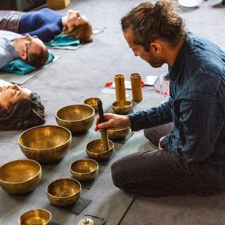 Atelier de sonothérapie en entreprise à Genève avec bols tibétains et gong – réduction du stress, bien-être au travail et cohésion d’équipe