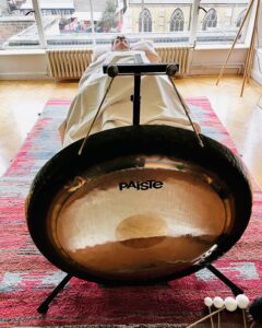 Soin sonore individuel avec gong à Genève – relaxation profonde et libération émotionnelle par la sonothérapie, accessible aussi depuis Genève, Lausanne, Lyon, France voisine et Suisse romande