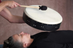 soin au tambour chamanique formation CéRTIFIéE accréditée ASCA en sonothérapie, Soin individuel avec tambour chamanique à Genève – sonothérapie pour libération émotionnelle, ancrage et reconnexion, accessible aussi depuis Genève, Lausanne, Lyon, France voisine et Suisse romande