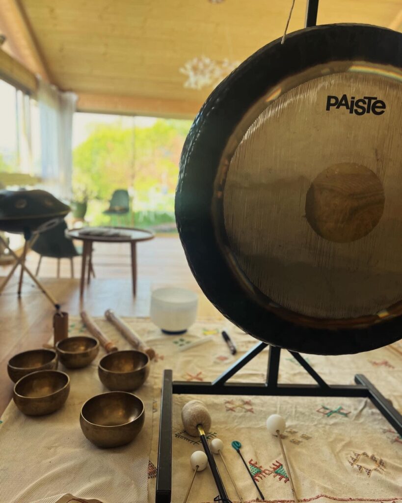 Séance de bain sonore avec gong à Genève, méthode de relaxation vibratoire pour rééquilibrer le corps et l’esprit