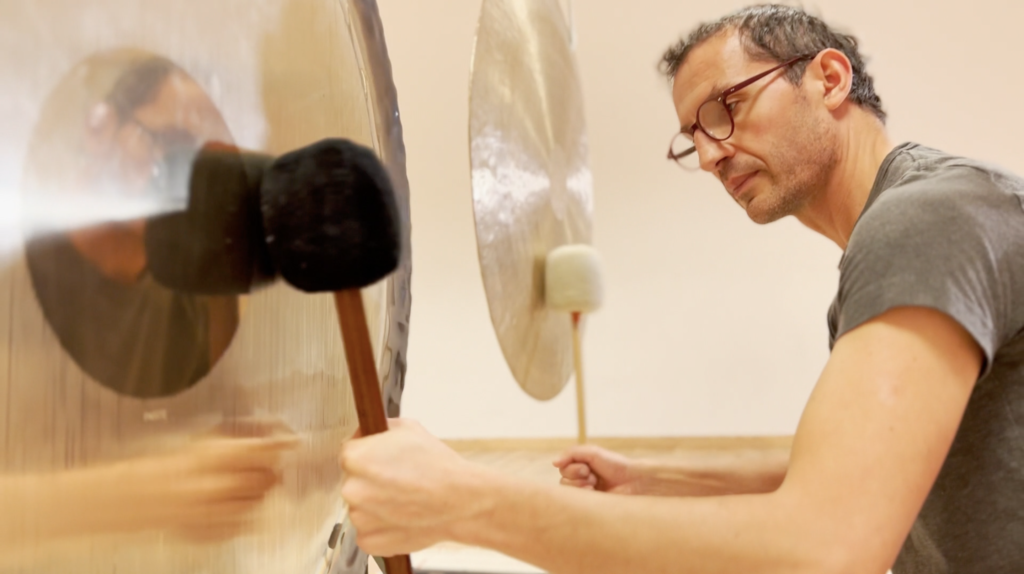 Formation en gongs thérapeutiques à Genève – Apprentissage du son vibratoire pour la relaxation et la libération émotionnelle Formation tambour et voix intuitive – Techniques rythmiques pour états modifiés de conscience en bain sonore à Genève, Lausanne, Lyon, France voisine et Suisse romande